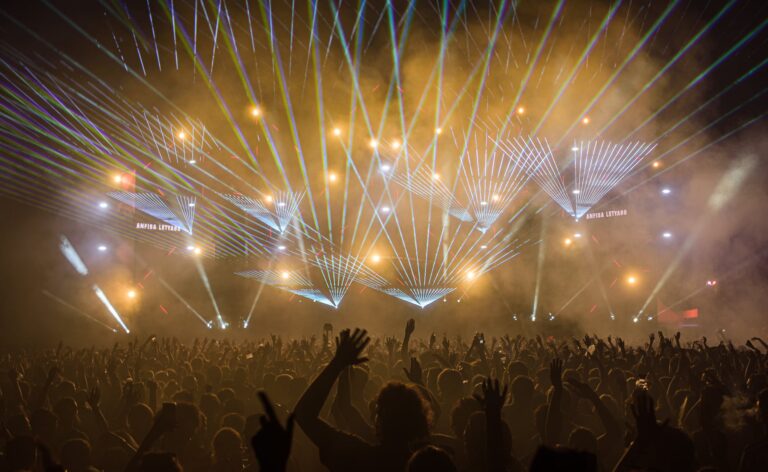 Registran más de mil contagiados de COVID-19 tras masivo festival de música en Holanda