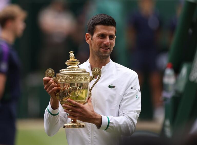 Djokovic ganó Wimbledon y alcanzó a Federer y Nadal en títulos de Grand Slam