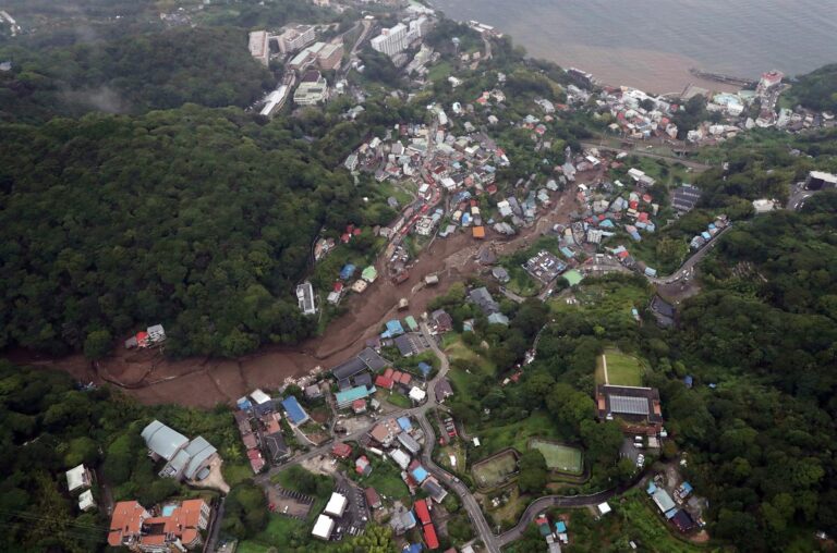 Número de muertos por alud en Japón asciende a 4: Buscan a 80 personas desaparecidas