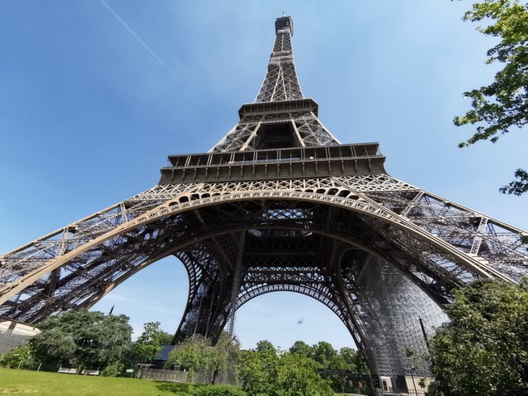 Aforo reducido y pasaporte de salud: Así fue la histórica reapertura de la Torre Eiffel tras 8 meses sin abrir