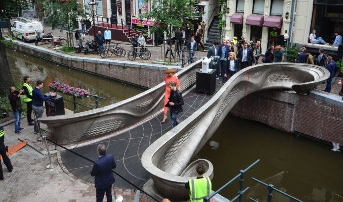 Instalan en Ámsterdam el primer puente de acero impreso en 3D del mundo