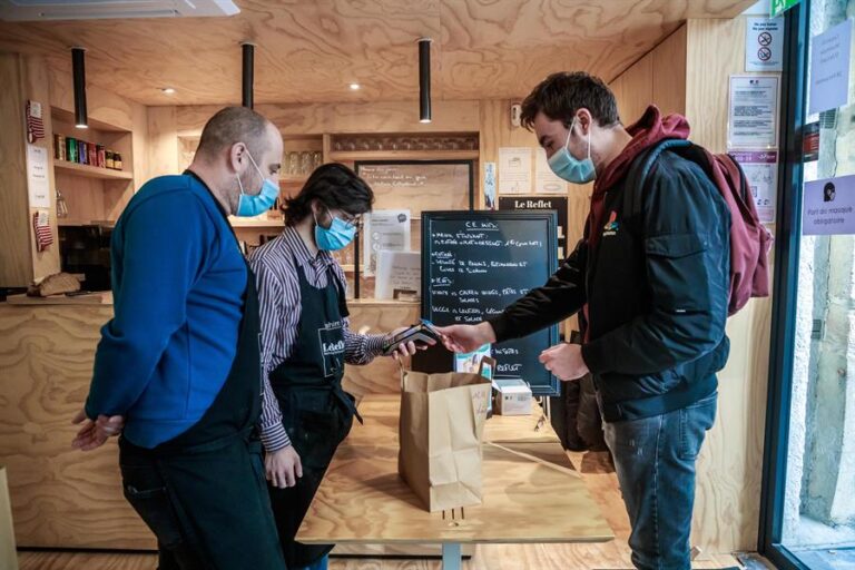Francia exigirá certificado de vacunación para acceder a restaurantes, bares y cines