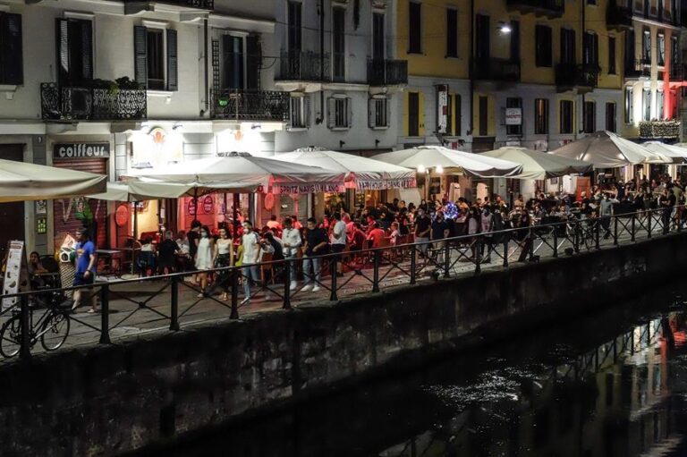Italia baraja permitir que sólo vacunados con esquema completo puedan asistir a discotecas