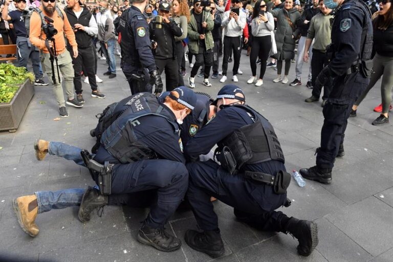 Protestas en Australia contra las restricciones sanitarias dejan enfrentamientos entre manifestantes y policías