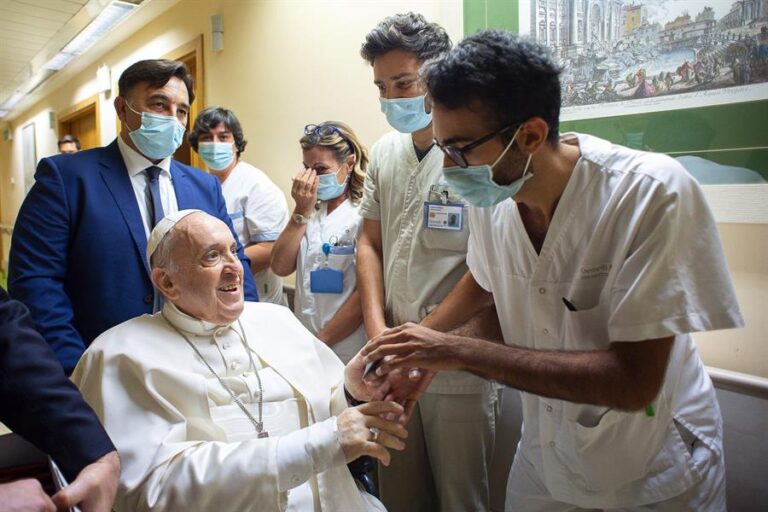 Papa Francisco es dado de alta y sale del hospital