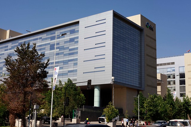 Integrante del directorio de Clínica Las Condes renunció a su cargo en medio de polémica por tercera dosis