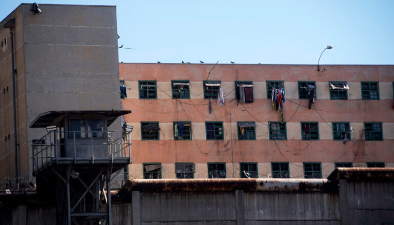 Fuga de reos de cárcel de Valparaíso obliga operativo de búsqueda: Anunciaron sumario administrativo