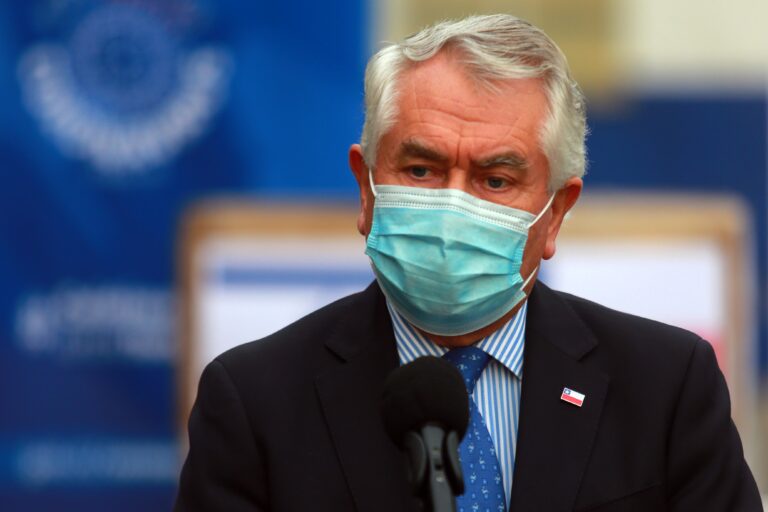 Paris acusó que municipios administraron Pfizer a 