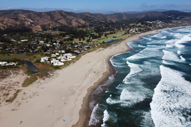 No hubo detenidos: Vecinos denunciaron fiesta masiva en playa de Cachagua