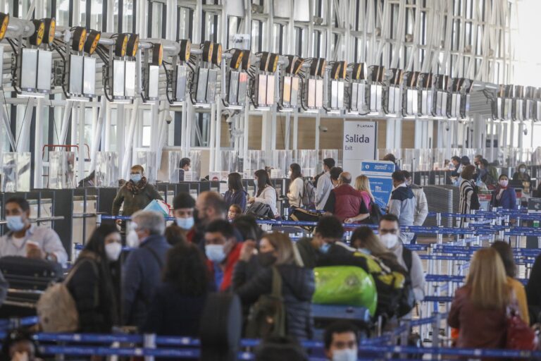 Reportan extensas demoras en la toma de PCR y cancelación de vuelos a Iquique en el Aeropuerto de Santiago