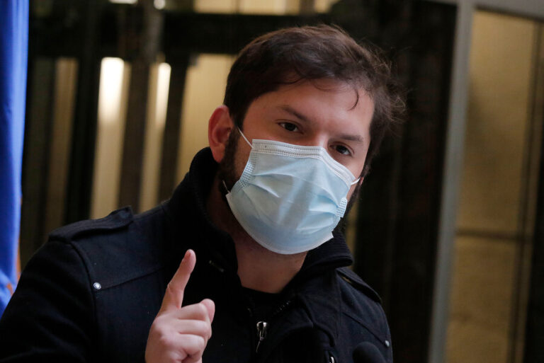 Boric por tensiones entre el FA y el PC: 