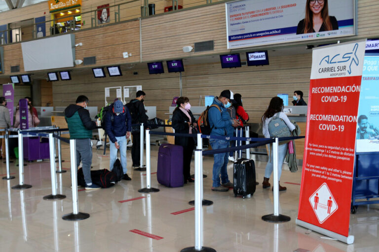 Lactante de 7 meses que llegó desde EE.UU. es el tercer caso confirmado de variante Delta en Chile