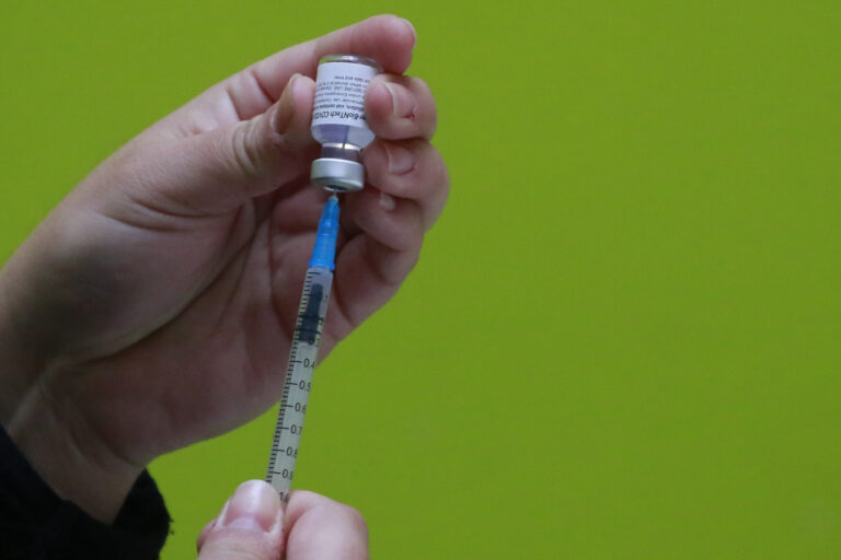 Calle Larga: 22 personas recibieron por error una dosis extra contra el coronavirus