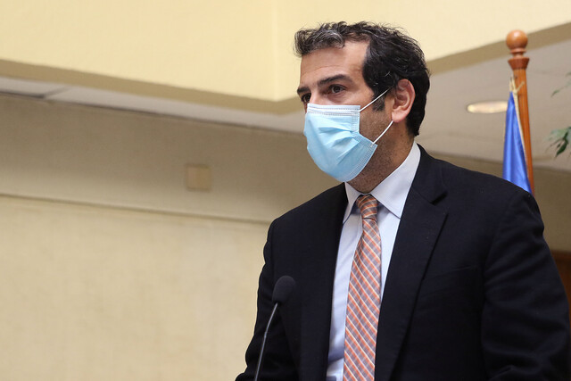 Renuncia jefe de gabinete del ministro del Interior: No informó que es cuñado del padre de lactante con variante Delta