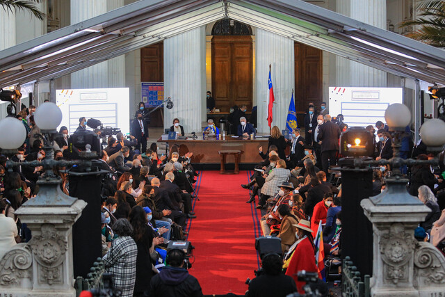 Columna de Camila Flores: El reality show de la Convención Constitucional, mundos opuestos