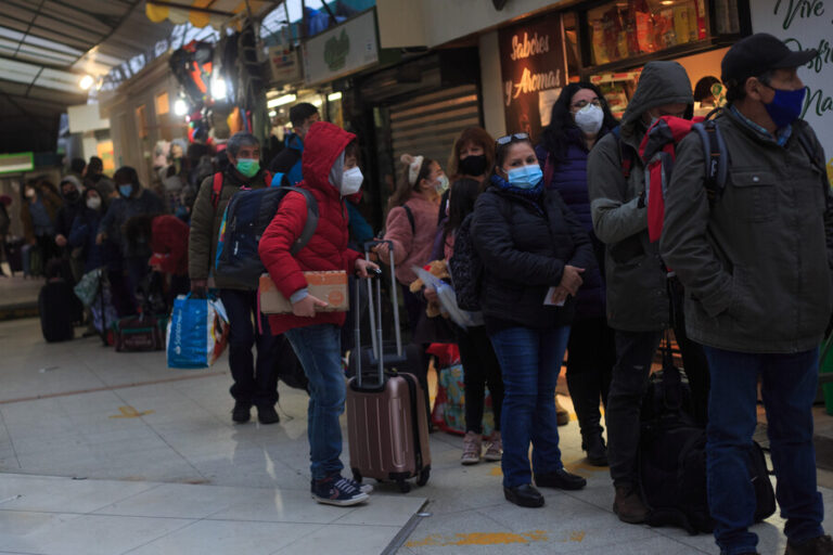 Estiman que 215 mil vehículos abandonen la capital este fin de semana: Ya se registran filas en terminales