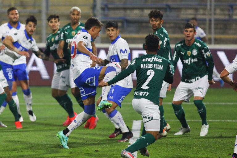 Universidad Católica cayó con polémico penal ante Palmeiras, pero las críticas se las llevó el VAR