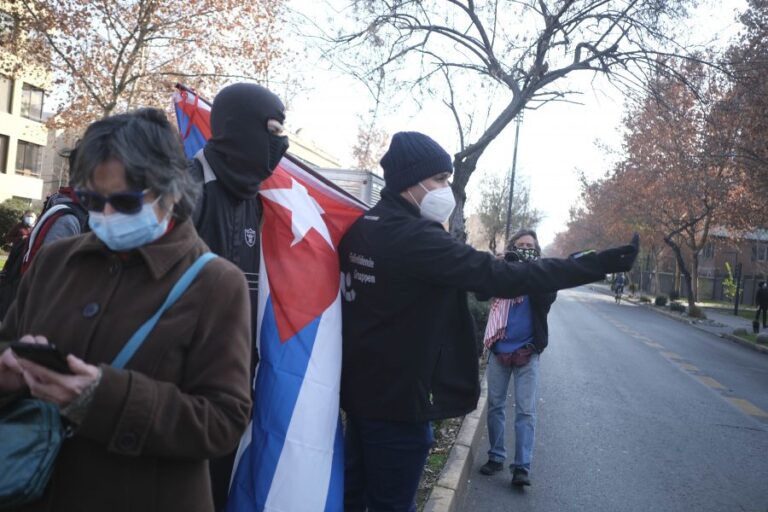 Manifestantes se enfrentaron en la Embajada de Cuba en Chile