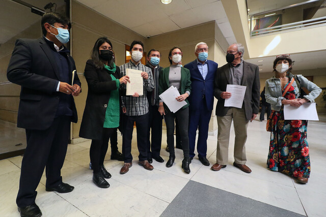 Diputados de oposición presentaron acusación constitucional contra el ministro Raúl Figueroa