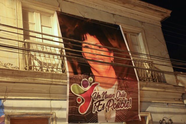 Previo al anuncio: Instalan pancarta en sede DC con foto de Provoste y slogan 