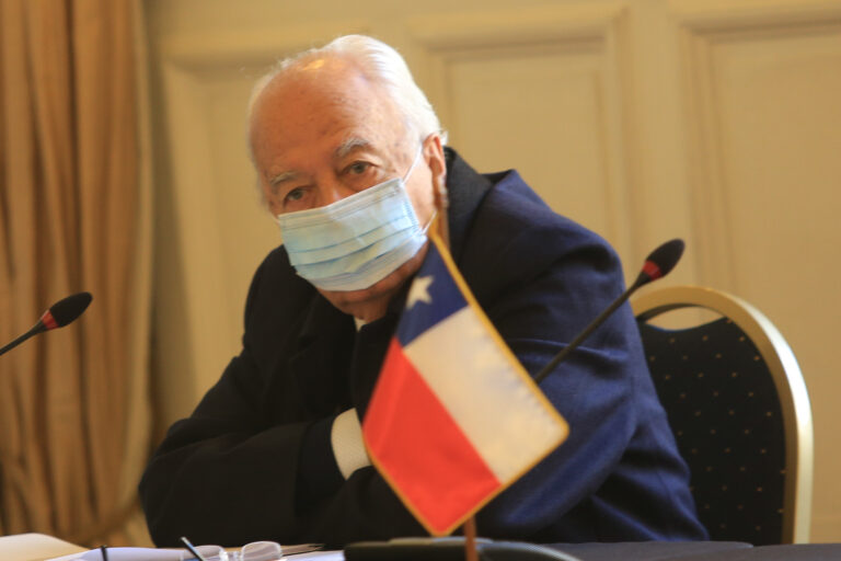 Critican presencia de ex edecán de Pinochet en Comisión de DD.HH. de la CC: Él asegura que será “un aporte”