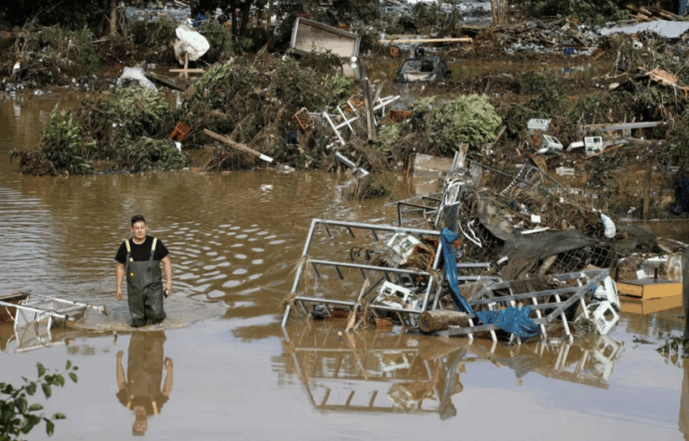 Buscan sobrevivientes de las inundaciones: Europa occidental enfrenta histórica catástrofe medioambiental