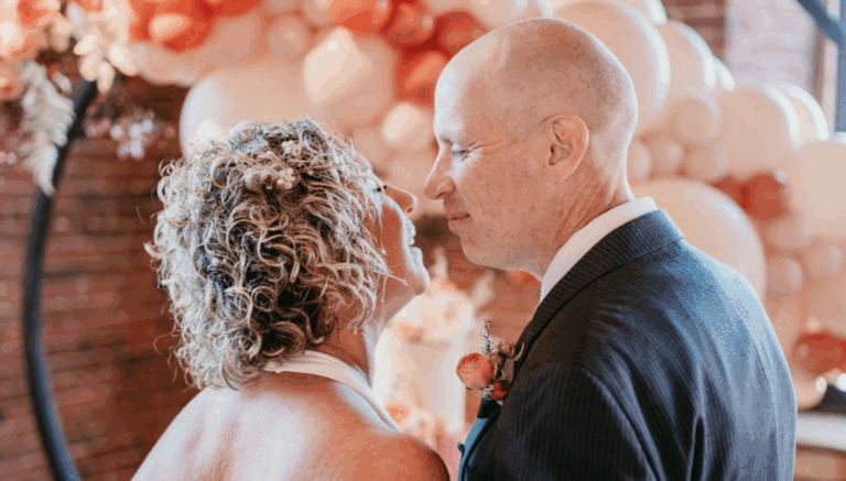 Hombre con Alzheimer olvidó que estaba casado, se volvió a enamorar de su esposa y le pidió matrimonio otra vez
