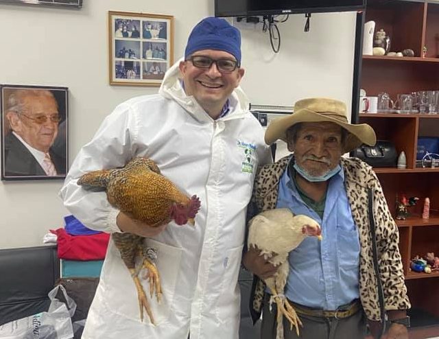 Vivía en una zona rural: Adulto mayor de 80 años pagó cirugía de próstata con dos gallinas