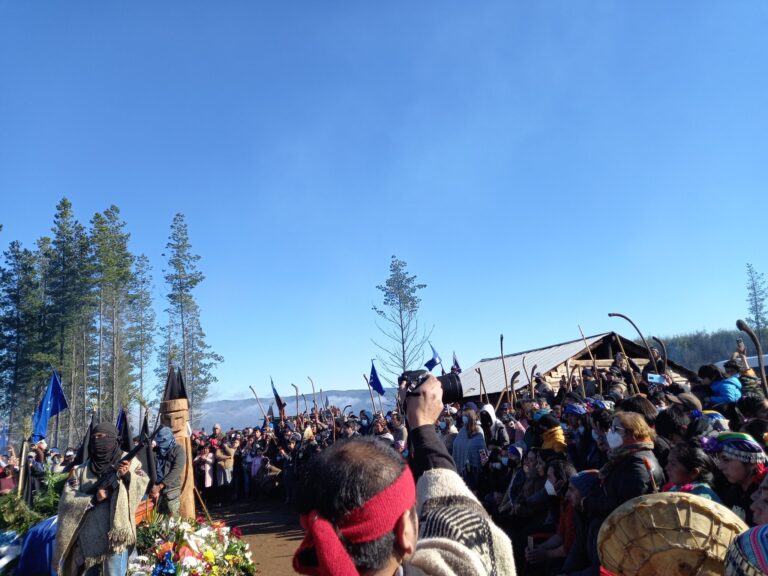 Miles de personas asistieron al funeral de Pablo Marchant en Lumaco