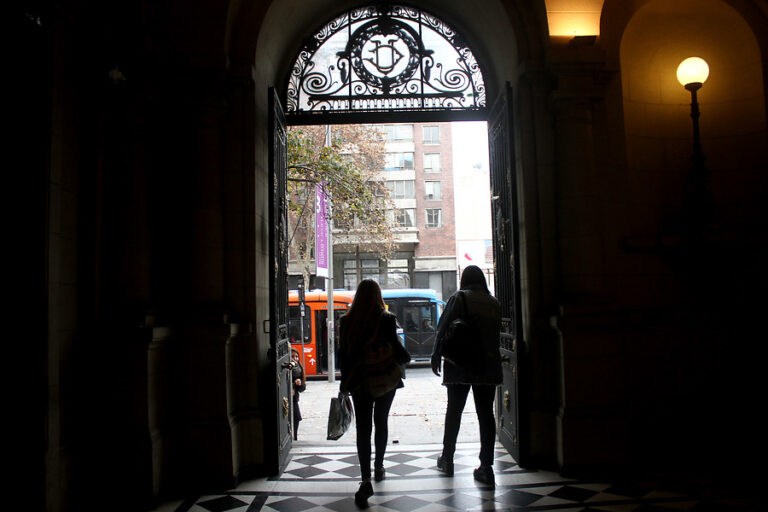 Histórico logro para mujeres en la UC: Diploma de titulación podrá registrarse en femenino