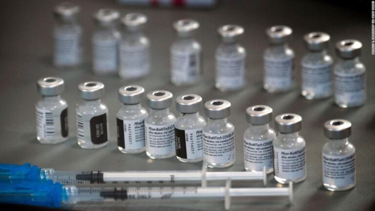 Pfizer sugiere que tercera dosis puede aumentar 