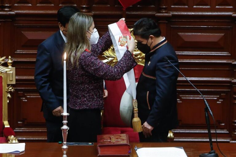 Castillo asume presidencia de Perú: 