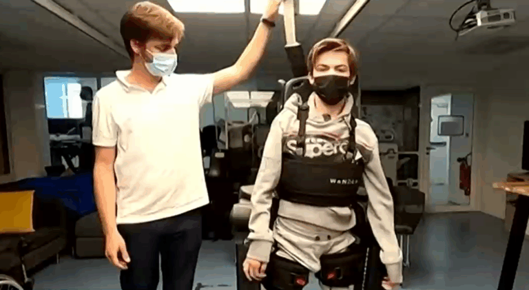 Ingeniero fabrica un exosqueleto para que su hijo pueda caminar