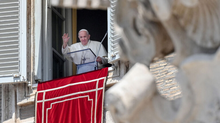 Papa Francisco ofició misa dominical desde la ventana del hospital donde está internado