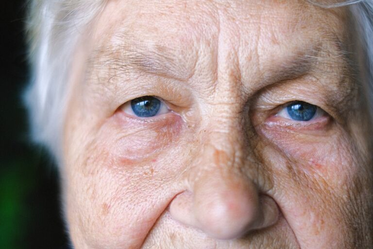 Investigación sugirió que a finales de este siglo los humanos podrían vivir más de 130 años