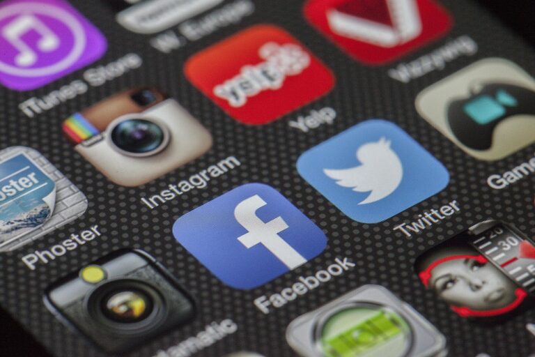 Facebook, Google, TikTok y Twitter anunciaron cambios para luchar contra el acoso en sus plataformas