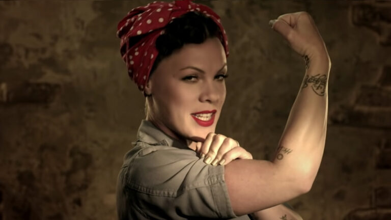 Pink se ofrece a pagar multa a equipo de balonmano que se rehusó a usar bikini