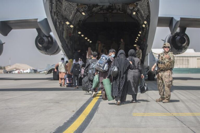 Sohr y advertencia de talibanes si se extiende retirada: 