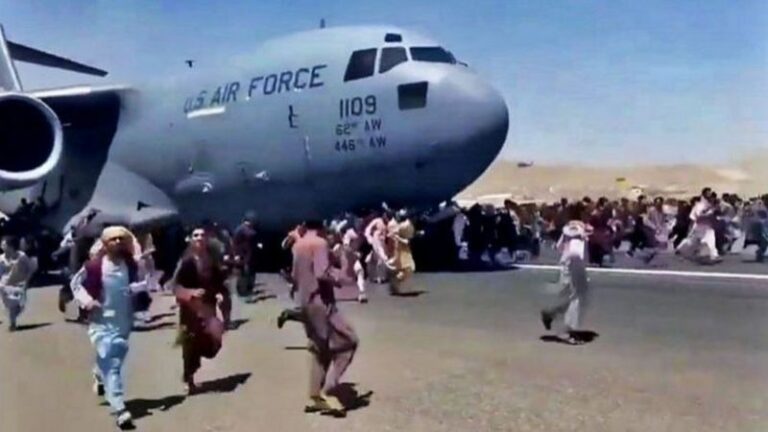 Videos muestran la desesperación de las personas colgándose de los aviones que dejaban Afganistán