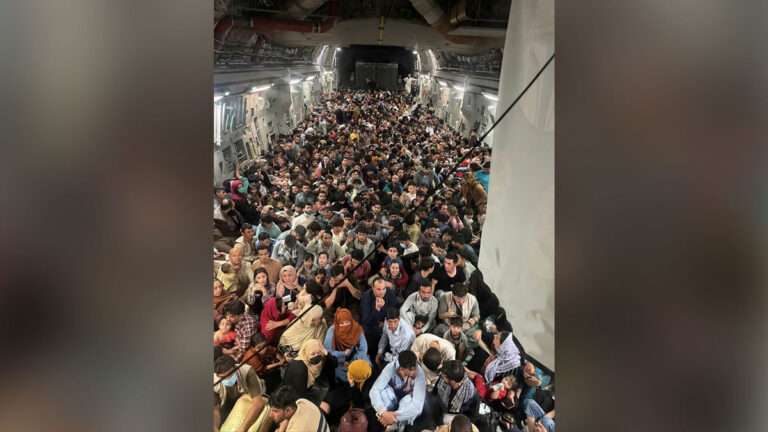 Foto muestra a 640 personas huyendo de Afganistán en avión militar