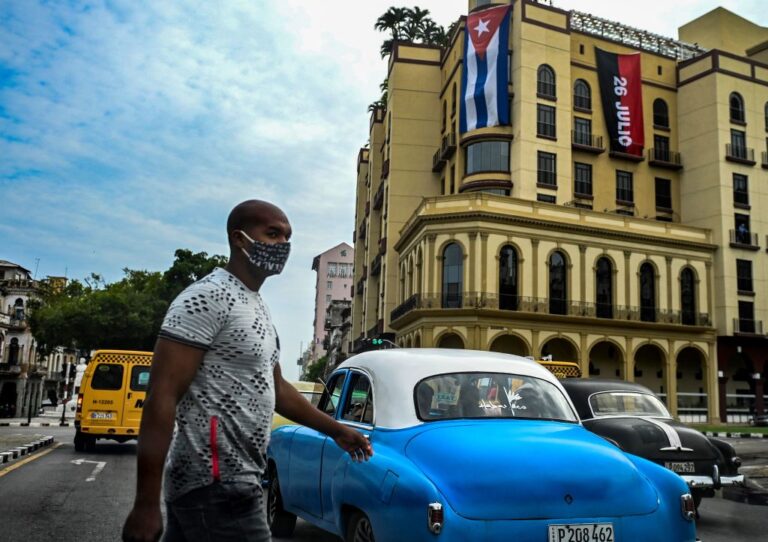 Médicos cubanos deslizan críticas a la gestión del gobierno frente al avance del COVID-19