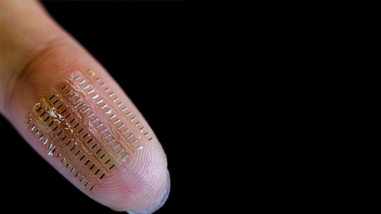 Crean el microcondensador más pequeño del mundo: Posee un voltaje similar a una batería AAA