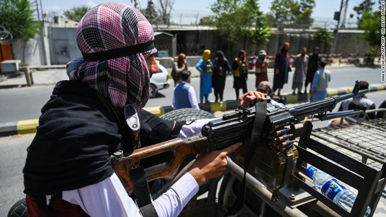 Los talibanes llamaron a su puerta tres veces: La cuarta vez, la mataron