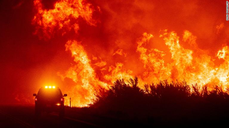 Incendio forestal en el norte de California triplica su tamaño y obliga a evacuar a miles de personas