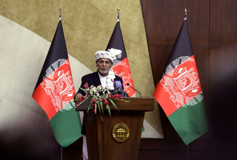 El presidente de Afganistán, Ashraf Ghani, abandonó el país ante el avance talibán