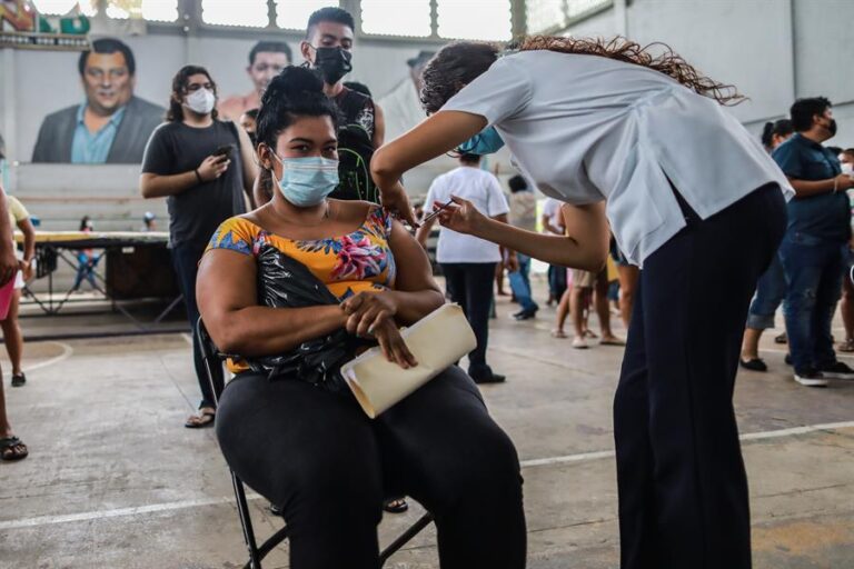 EE.UU. requerirá que los visitantes extranjeros estén completamente vacunados
