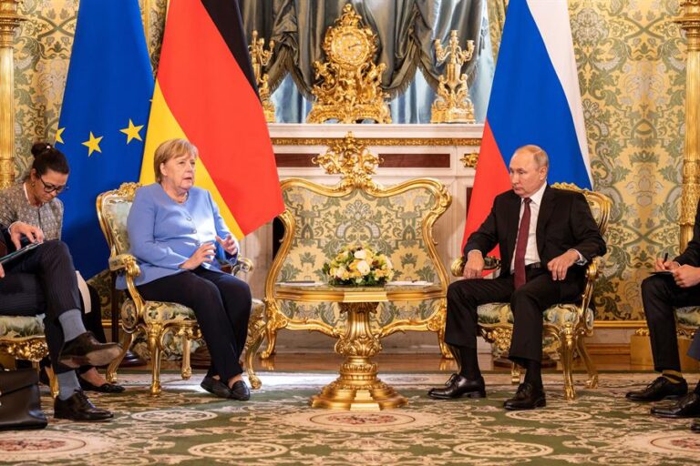 Merkel viajó a Rusia para tener su última reunión con Putin: Navalny y el gaseoducto fueron parte de la discusión