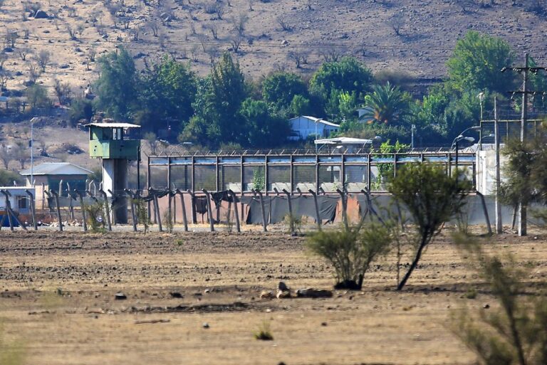 26 internos dieron positivo: Detectan brote de COVID-19 en el penal de Punta Peuco