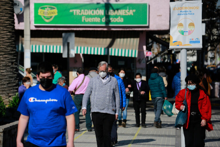 Preocupación por COVID-19 disminuyó: Crimen y violencia son las mayores inquietudes de los chilenos, según Ipsos