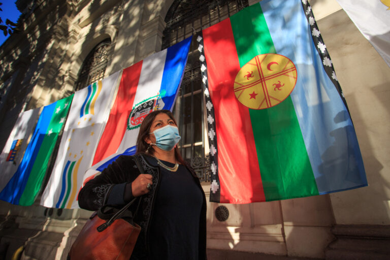 Exhiben banderas de Chile en el ex Congreso para conmemorar el primer mes de la Convención